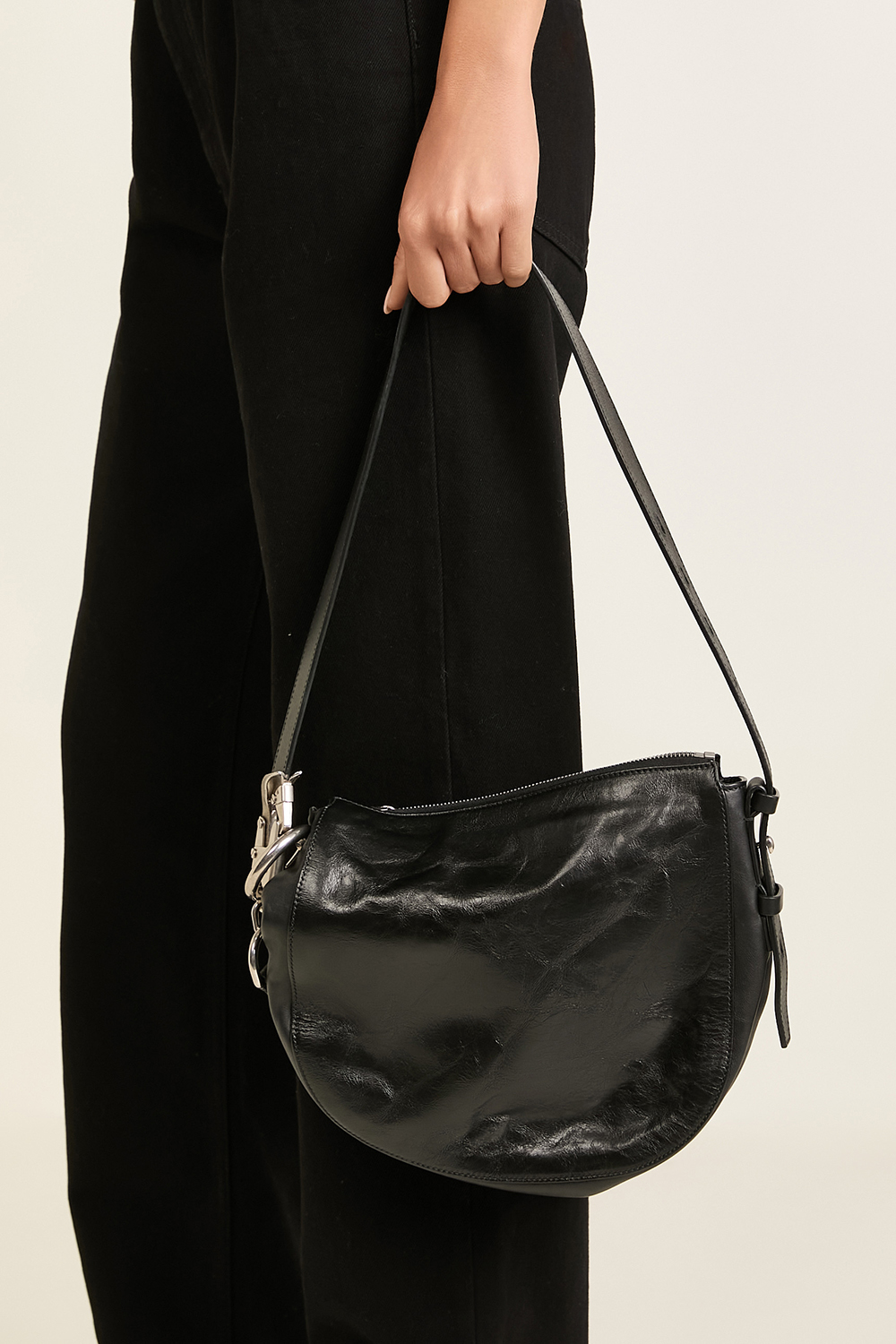 תמונת כל הלוק של תיק כתף נייט סמול